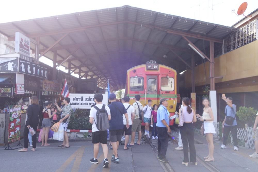 09 曼谷行程 美功鐵道市場奇特火車攤販場景＆Punjung Cafe 咖啡廳餐廳推薦！