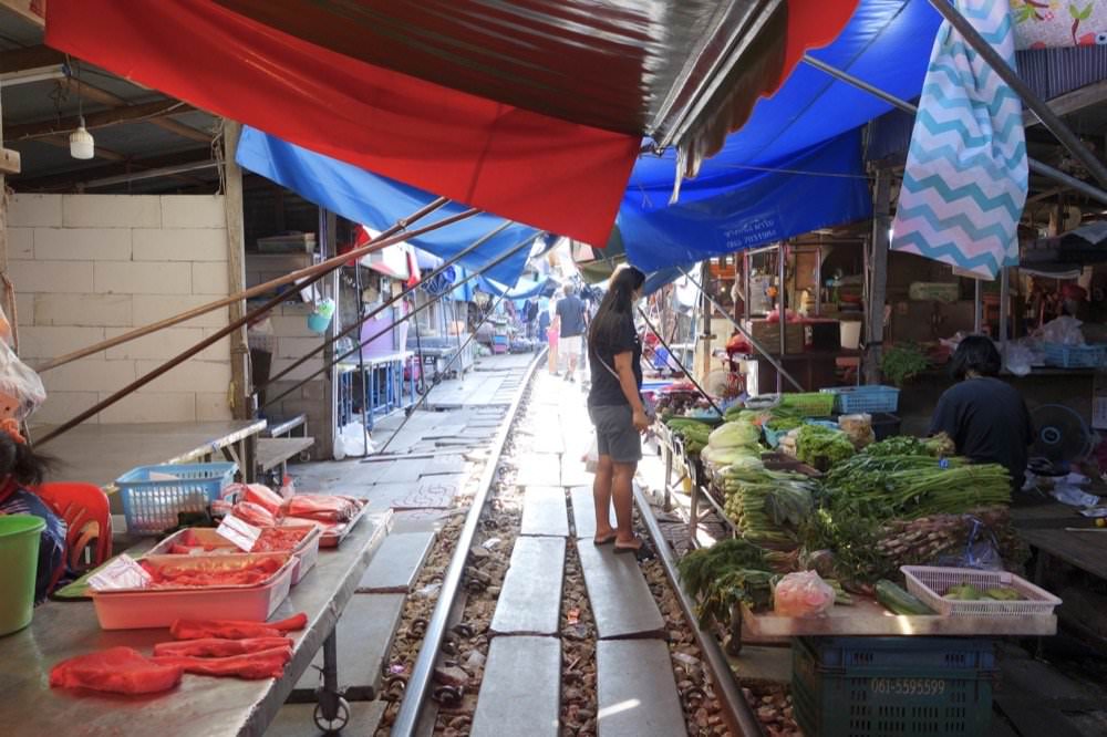 16 曼谷行程推薦｜美功鐵道市場、安帕哇水上市場一日遊！曼谷近郊一日遊景點