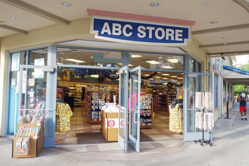 【夏威夷旅遊】必逛的ABC Stores。從食物到土產紀念品海灘用具一應俱全的連鎖便利商店
