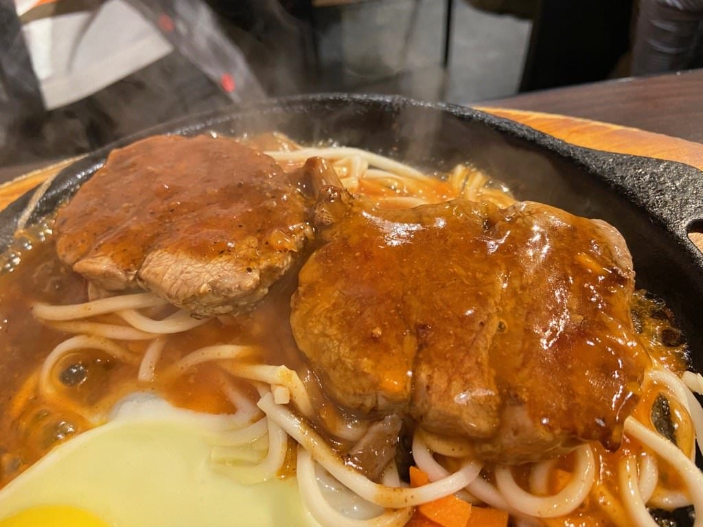 【中壢美食】有煎牛排。中央西路上咖哩飯、吐司、飲料、冰淇淋吃到飽的平價牛排(家庭親子餐廳｜附菜單價格)