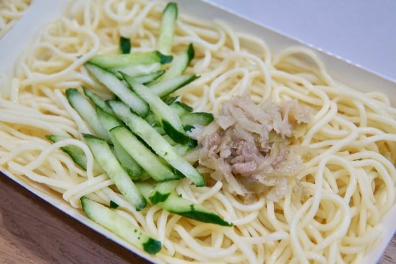 士林夜市好朋友涼麵｜米其林必比登推薦台灣街頭小吃！濃郁麻醬帶檸檬香氣麻辣涼麵，10年不變好味道(Uber Eats可外送)