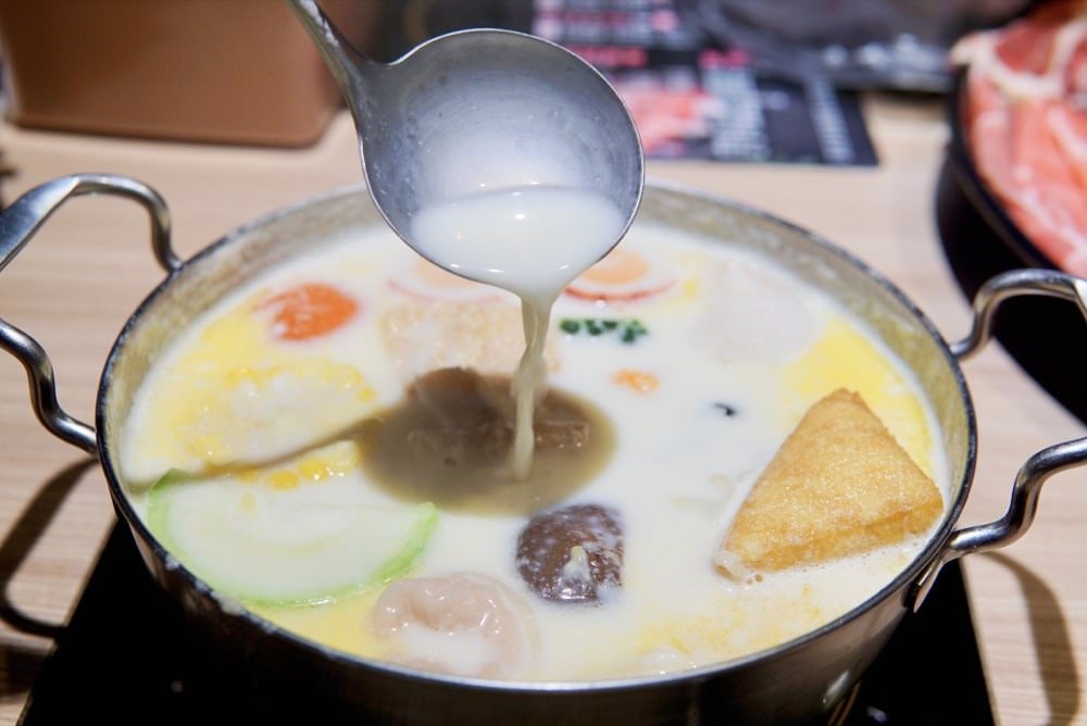 桃園火鍋推薦|肉多多火鍋桃園南崁店。獨家龍王麻辣湯&起司牛奶湯,新鮮蔬菜.火鍋料.霜淇淋.咖啡.冰沙自助吧吃到飽,讓人超滿足的涮涮鍋推薦! - 第34張圖 肉多多起司牛奶鍋