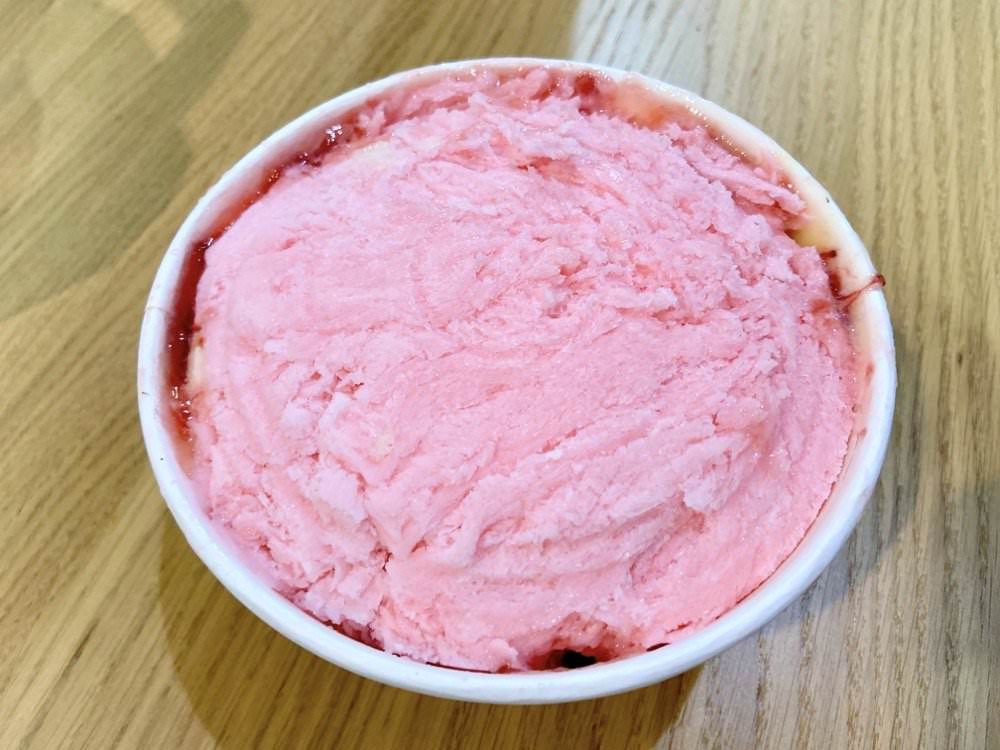 鉅大自助冰城|中壢老牌冰店 剉冰配料自取,還有芒果雪花冰、紅豆牛奶冰! - 第22張圖 中壢鉅大自助冰城_草莓雪花冰
