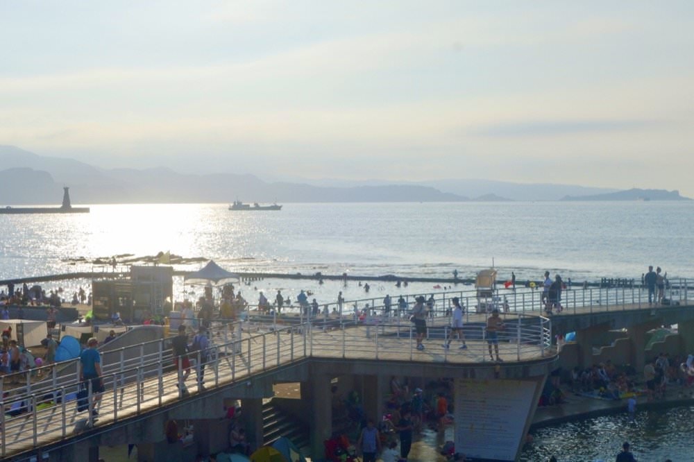 基隆和平島公園｜超棒海水泳池，玩水玩沙、和魚一起游泳～基隆旅遊景點推薦！