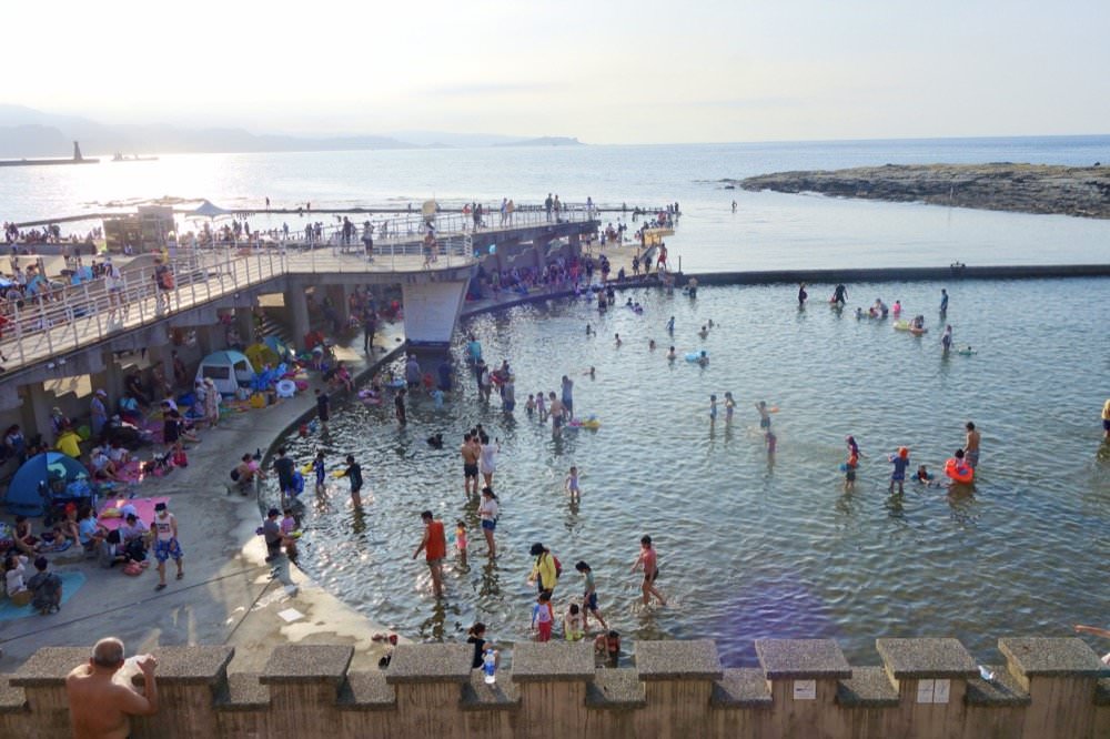 27 基隆和平島公園兒童池假日人潮親子玩水玩沙游泳戲水推薦景點