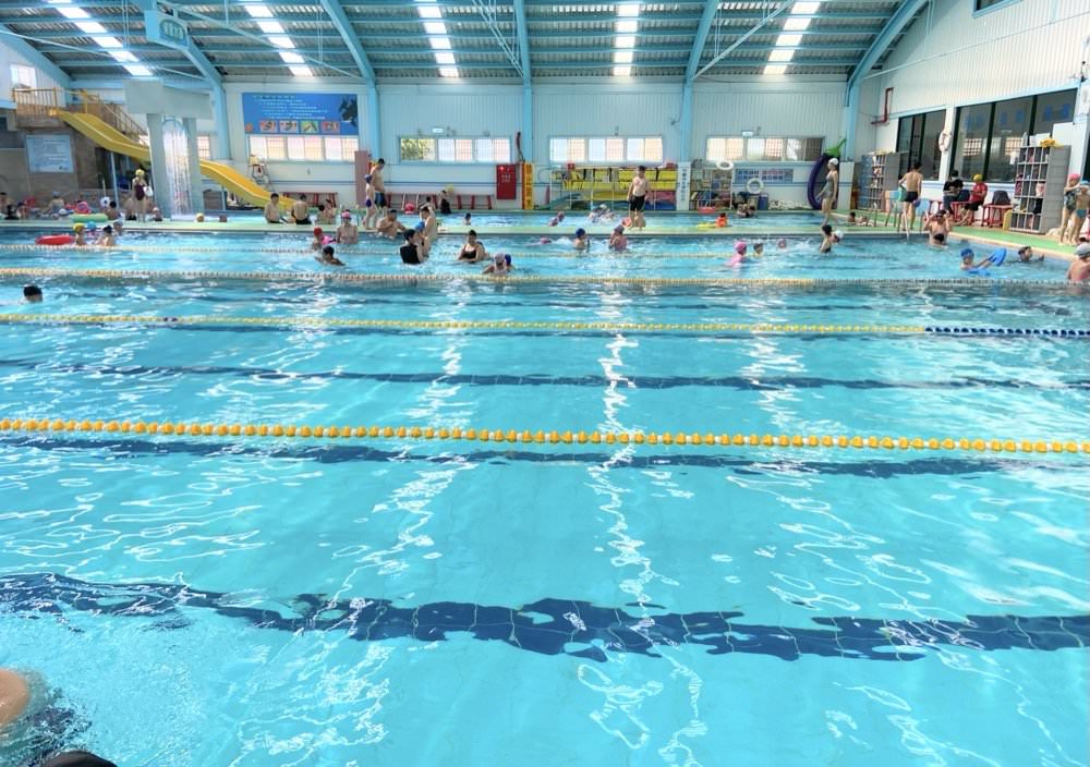 佳冬美樂地溫水游泳池｜兒童戲水樂園！漂漂河.快速滑水道.按摩池.烤箱蒸氣室.超好玩室外兒童泳池｜游泳免費停車.票價便宜！