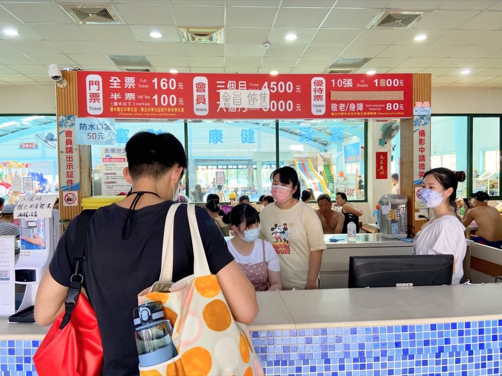 佳冬美樂地溫水游泳池｜兒童戲水樂園！漂漂河.快速滑水道.按摩池.烤箱蒸氣室.超好玩室外兒童泳池｜游泳免費停車.票價便宜！