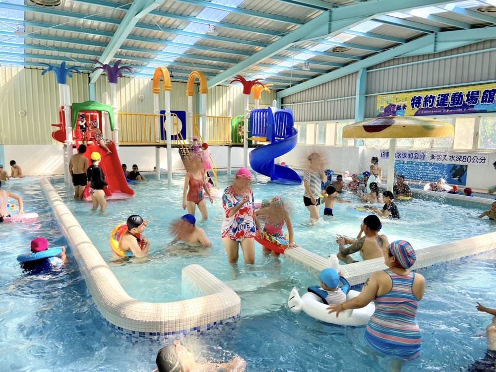 佳冬美樂地溫水游泳池｜兒童戲水樂園！漂漂河.快速滑水道.按摩池.烤箱蒸氣室.超好玩室外兒童泳池｜游泳免費停車.票價便宜！
