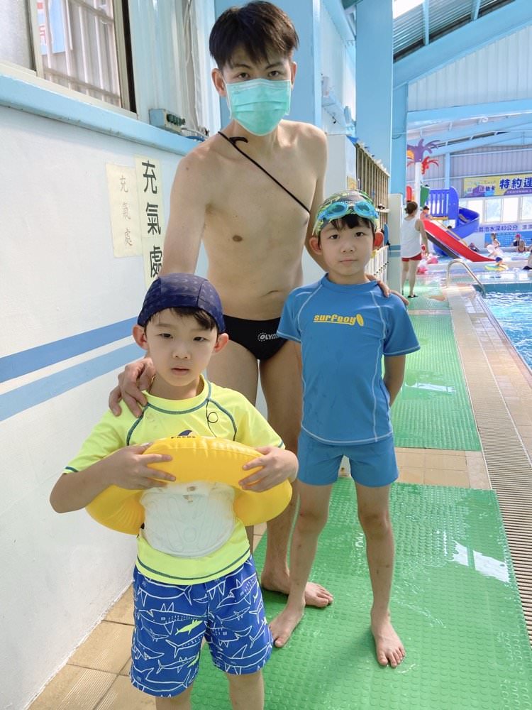 佳冬美樂地溫水游泳池｜兒童戲水樂園！漂漂河.快速滑水道.按摩池.烤箱蒸氣室.超好玩室外兒童泳池｜游泳免費停車.票價便宜！