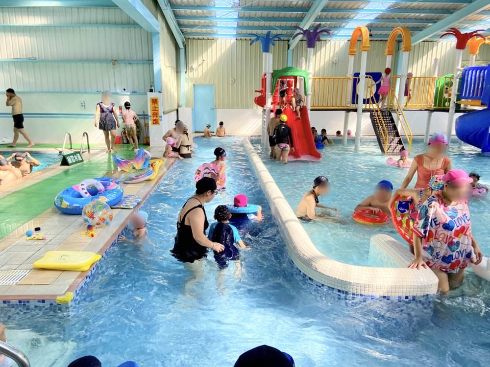 佳冬美樂地溫水游泳池｜兒童戲水樂園！漂漂河.快速滑水道.按摩池.烤箱蒸氣室.超好玩室外兒童泳池｜游泳免費停車.票價便宜！