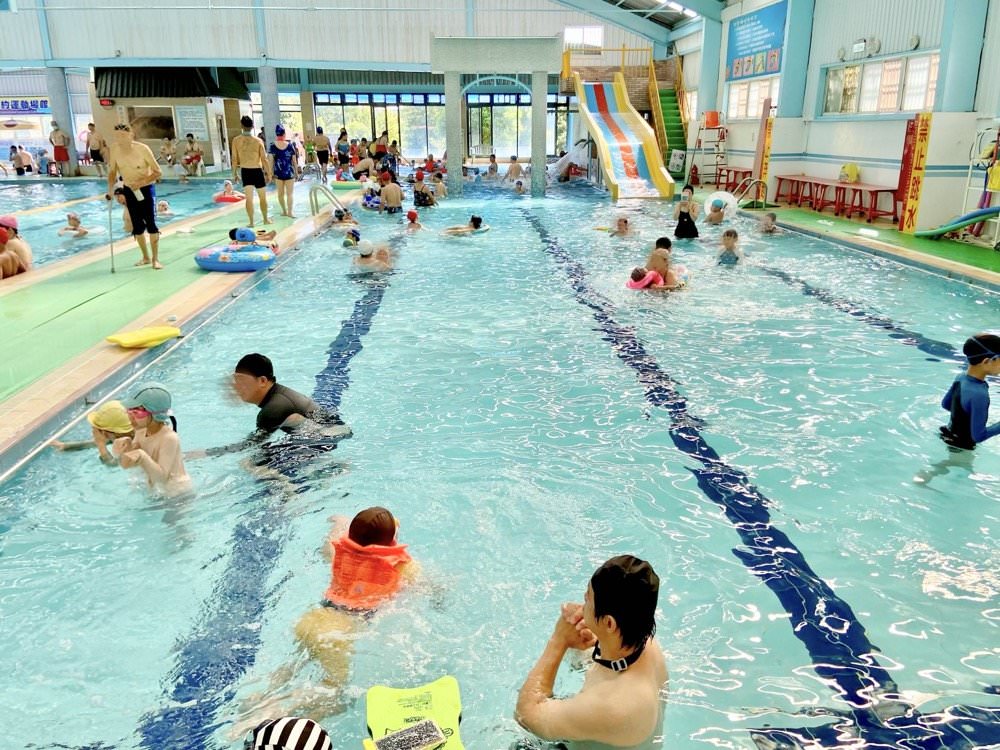 佳冬美樂地溫水游泳池｜兒童戲水樂園！漂漂河.快速滑水道.按摩池.烤箱蒸氣室.超好玩室外兒童泳池｜游泳免費停車.票價便宜！