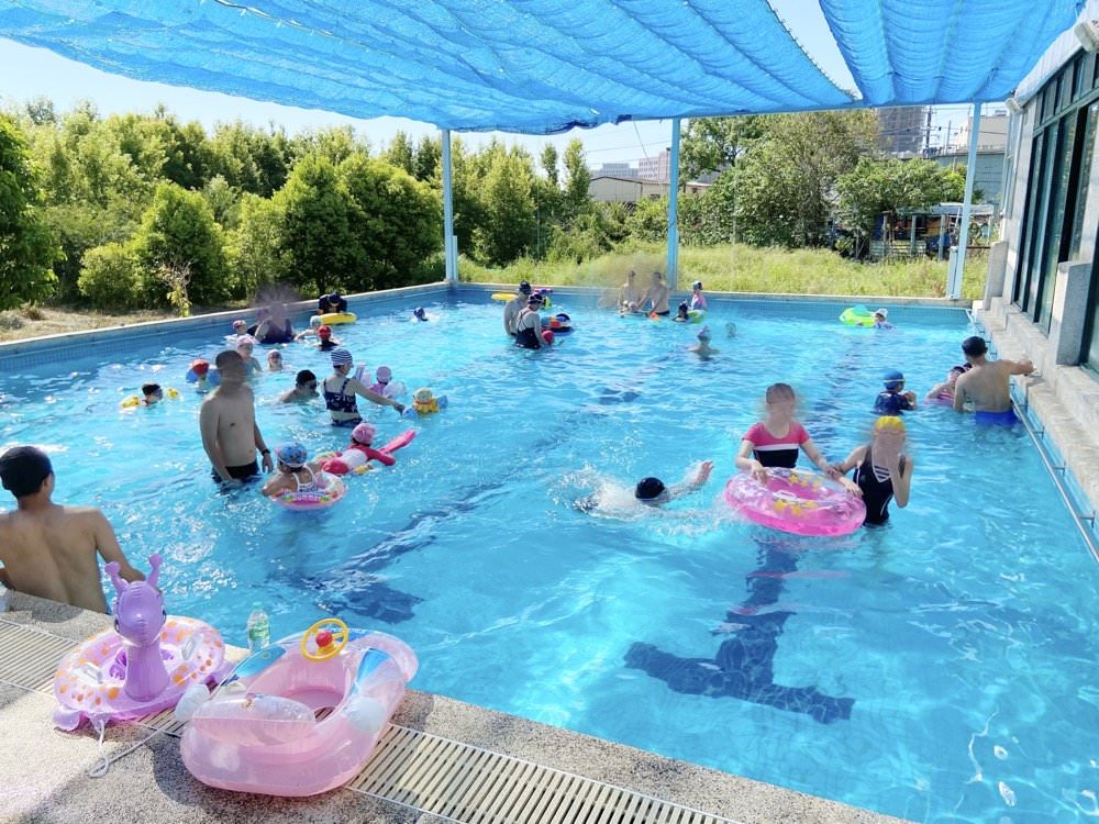 佳冬美樂地溫水游泳池｜兒童戲水樂園！漂漂河.快速滑水道.按摩池.烤箱蒸氣室.超好玩室外兒童泳池｜游泳免費停車.票價便宜！