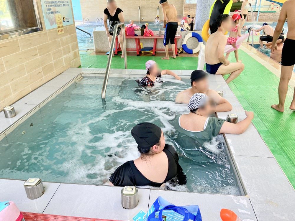 佳冬美樂地溫水游泳池｜兒童戲水樂園！漂漂河.快速滑水道.按摩池.烤箱蒸氣室.超好玩室外兒童泳池｜游泳免費停車.票價便宜！