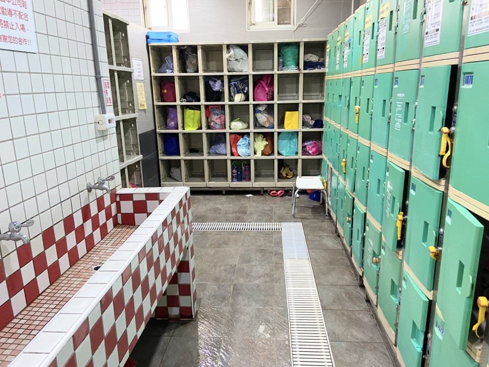 佳冬美樂地溫水游泳池｜兒童戲水樂園！漂漂河.快速滑水道.按摩池.烤箱蒸氣室.超好玩室外兒童泳池｜游泳免費停車.票價便宜！