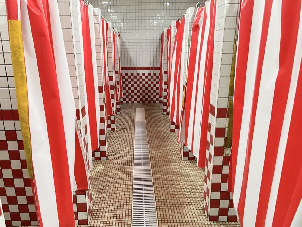 佳冬美樂地溫水游泳池｜兒童戲水樂園！漂漂河.快速滑水道.按摩池.烤箱蒸氣室.超好玩室外兒童泳池｜游泳免費停車.票價便宜！