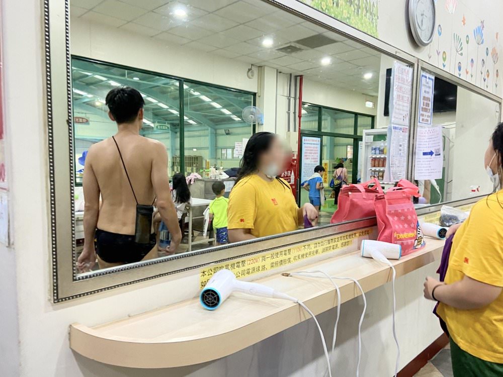 佳冬美樂地溫水游泳池｜兒童戲水樂園！漂漂河.快速滑水道.按摩池.烤箱蒸氣室.超好玩室外兒童泳池｜游泳免費停車.票價便宜！