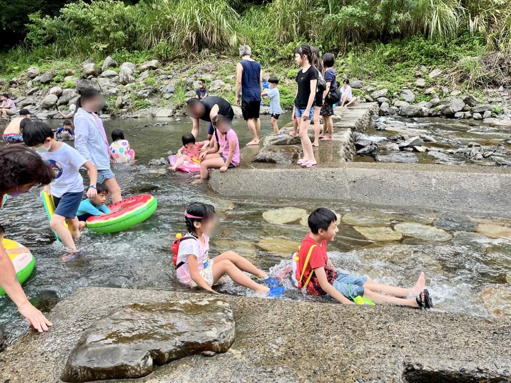 宇內溪戲水區｜夏季限定！有救生員的清涼天然溪流｜桃園玩水景點推薦！