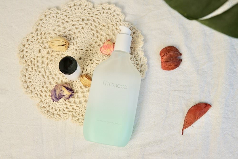 敏感肌精華液推薦。超好用Miracoo無限琦肌大仙女精華加強吸收、保濕透亮！縮時活膚精萃