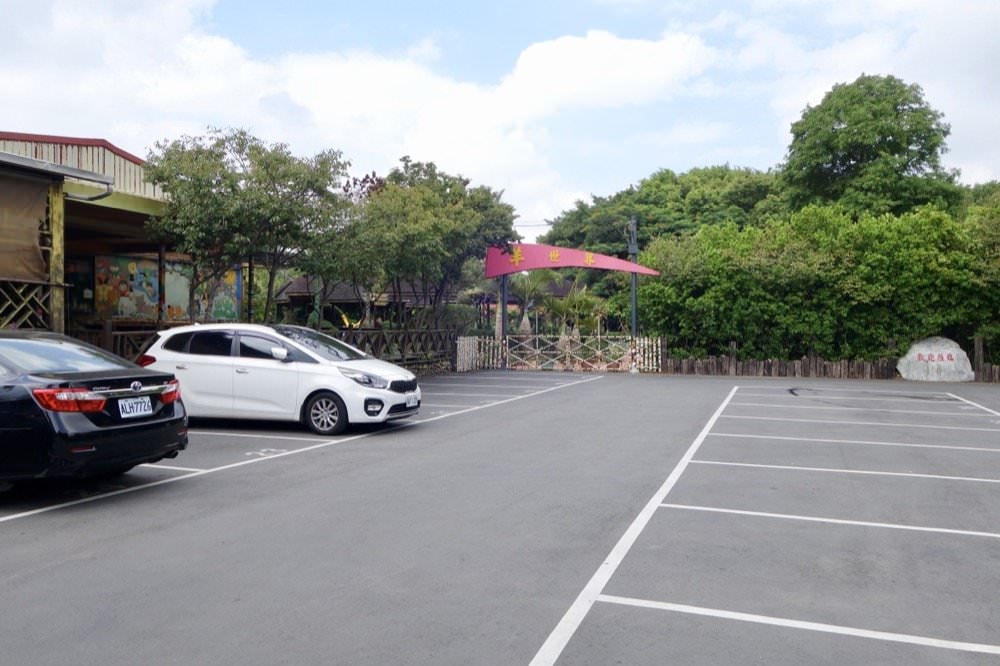 羊世界牧場｜餵羊吃草趣，還可餵食天竺鼠、草泥馬、可愛兔子、土撥鼠｜門票只要60元｜桃園中壢親子景點推薦！