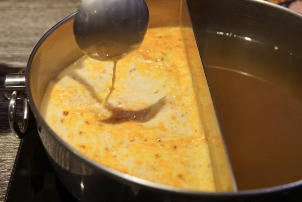 上官木桶鍋。中壢火鍋推薦｜頂級新鮮海鮮與超好吃和牛霜降肉片，肉控必吃火鍋推薦！(源自蘆洲正官)