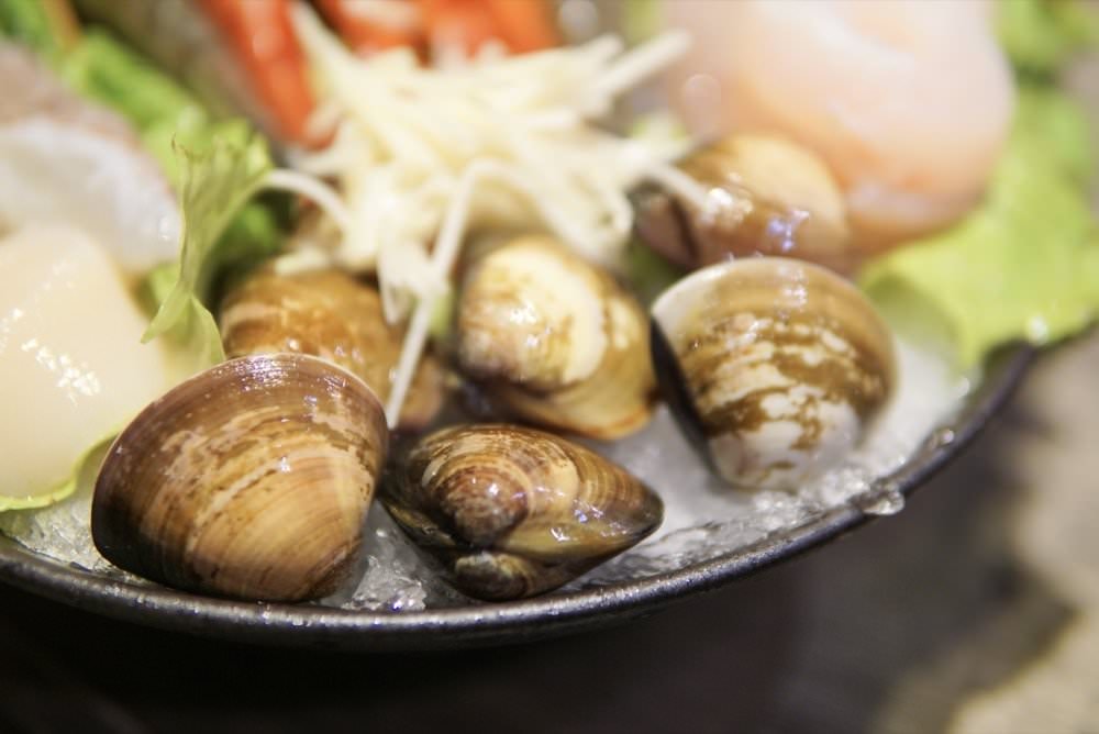 上官木桶鍋。中壢火鍋推薦｜頂級新鮮海鮮與超好吃和牛霜降肉片，肉控必吃火鍋推薦！(源自蘆洲正官)