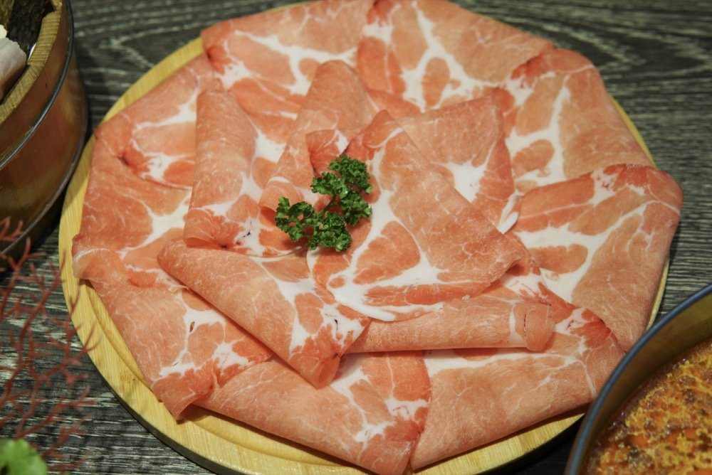 上官木桶鍋。中壢火鍋推薦｜頂級新鮮海鮮與超好吃和牛霜降肉片，肉控必吃火鍋推薦！(源自蘆洲正官)