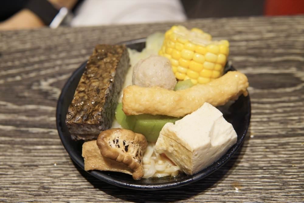 上官木桶鍋。中壢火鍋推薦｜頂級新鮮海鮮與超好吃和牛霜降肉片，肉控必吃火鍋推薦！(源自蘆洲正官)