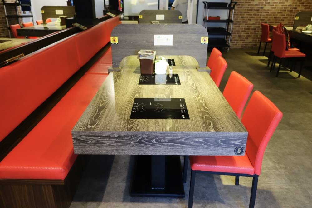 上官木桶鍋。中壢火鍋推薦｜頂級新鮮海鮮與超好吃和牛霜降肉片，肉控必吃火鍋推薦！(源自蘆洲正官)