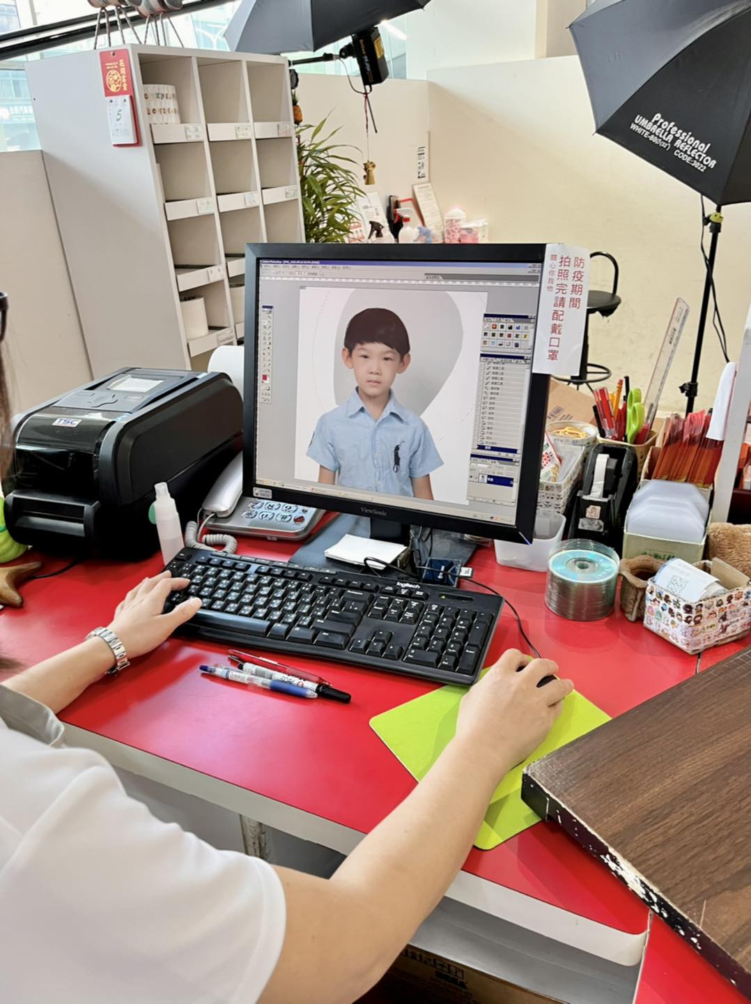 【中壢證件照推薦】數位影像小站 5分鐘拍照取件包修圖，還有姓名貼製作(中原家樂福內)