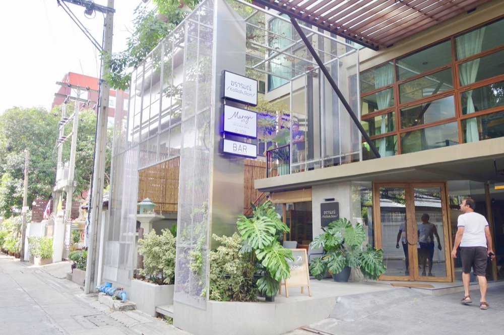 曼谷飯店推薦｜卡拉羅姆飯店KaRaARom Hotel文青設計質感平價飯店(近BTS通羅站)，附頂樓泳池.健身房.撞球檯.洗衣機！