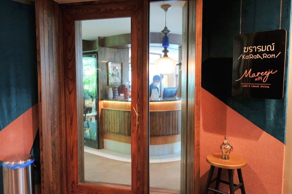 曼谷飯店推薦｜卡拉羅姆飯店KaRaARom Hotel文青設計質感平價飯店(近BTS通羅站)，附頂樓泳池.健身房.撞球檯.洗衣機！