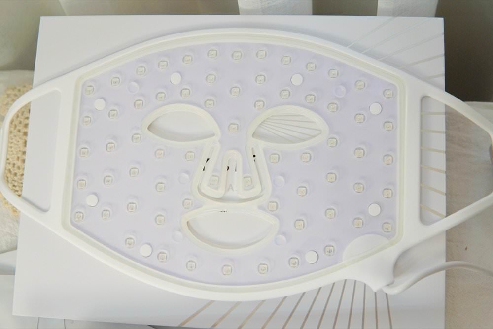 美容儀推薦｜CurrentBody Skin LED 光療面膜儀，超實用的抗老撫紋神器！(敏感肌可用)