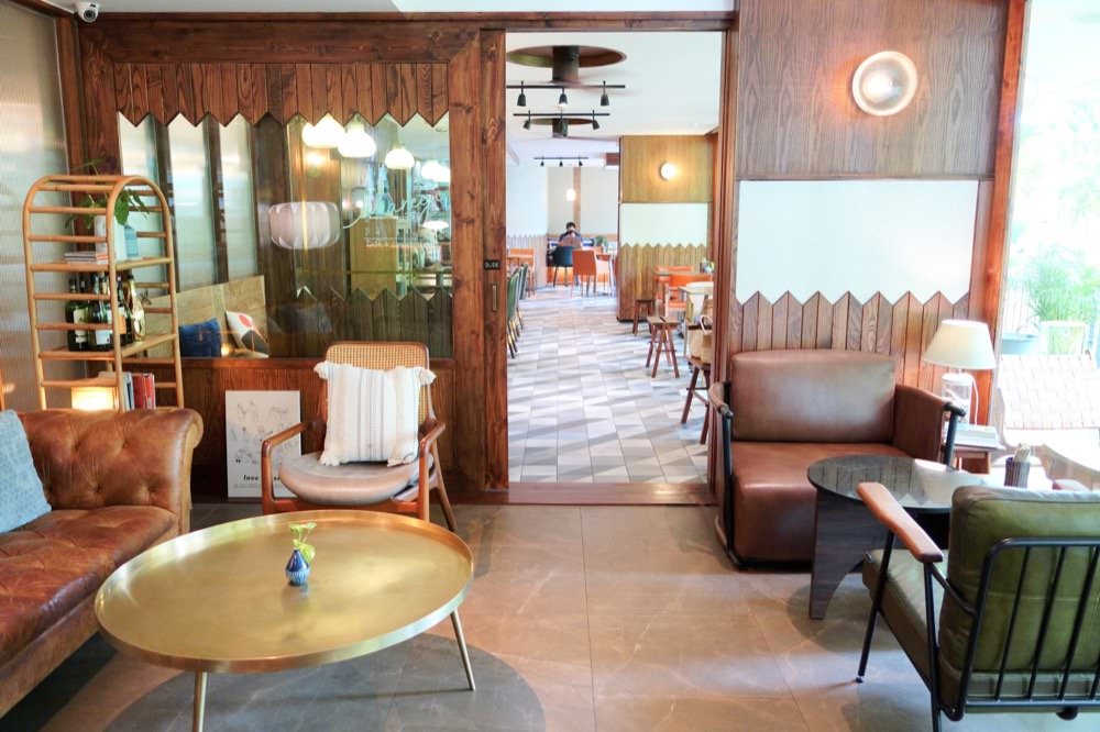 曼谷通羅美食｜網美咖啡廳Mareeji Cafe & Casual Dining！超夠味的泰式料理與質感好拍照室內空間(BTS Thong Lo)