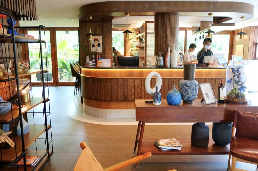 曼谷飯店推薦｜卡拉羅姆飯店KaRaARom Hotel文青設計質感平價飯店(近BTS通羅站)，附頂樓泳池.健身房.撞球檯.洗衣機！