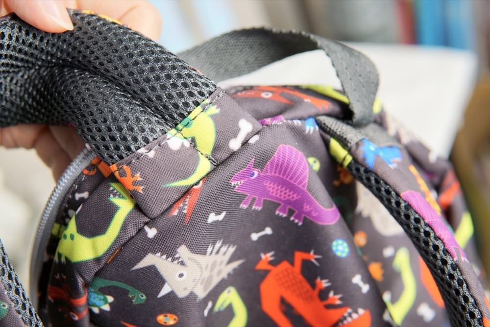 兒童背包推薦-英國HUGGER兒童背包,極輕耐重防潑水,旅行出遊超實用!還有可愛水壺與筆袋 - 第15張圖 兒童背包推薦-英國HUGGER兒童背包,極輕耐重防潑水,旅行出遊超實用!還有可愛水壺與筆袋