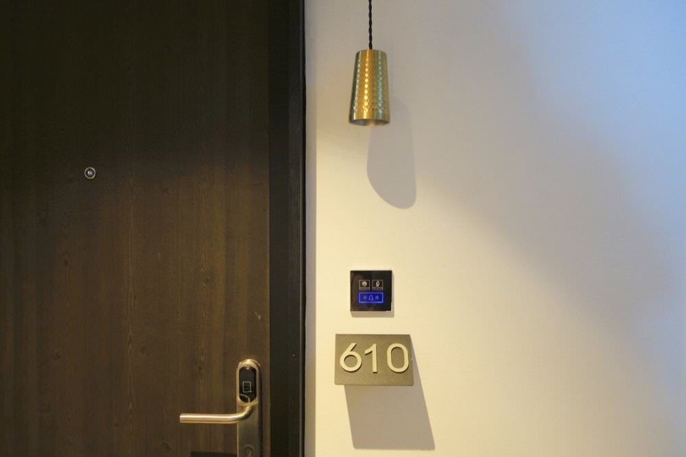 曼谷飯店推薦｜卡拉羅姆飯店KaRaARom Hotel文青設計質感平價飯店(近BTS通羅站)，附頂樓泳池.健身房.撞球檯.洗衣機！