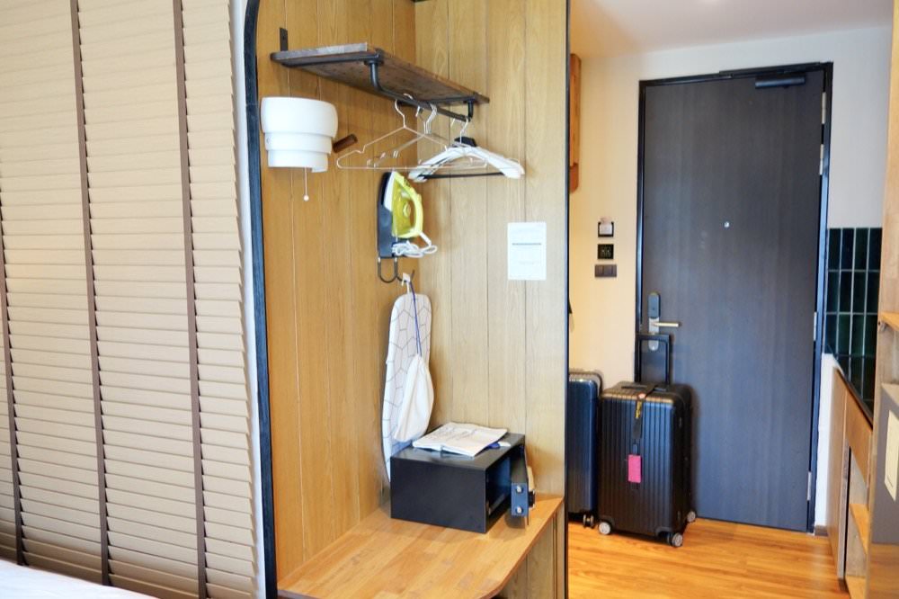 曼谷飯店推薦｜卡拉羅姆飯店KaRaARom Hotel文青設計質感平價飯店(近BTS通羅站)，附頂樓泳池.健身房.撞球檯.洗衣機！