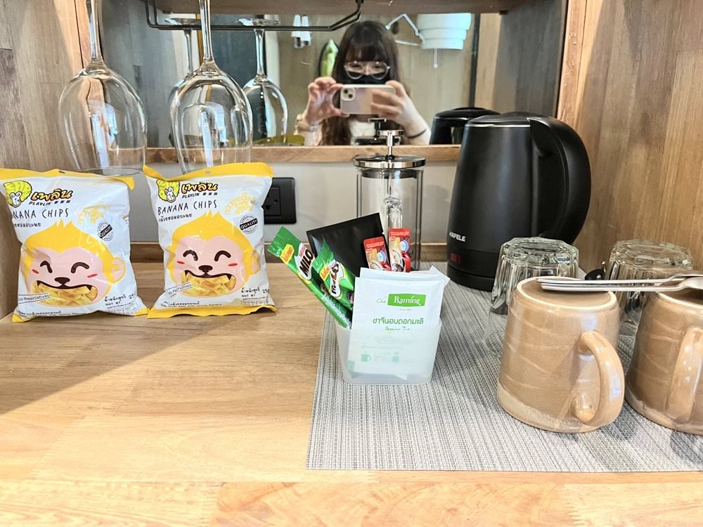 曼谷飯店推薦｜卡拉羅姆飯店KaRaARom Hotel文青設計質感平價飯店(近BTS通羅站)，附頂樓泳池.健身房.撞球檯.洗衣機！