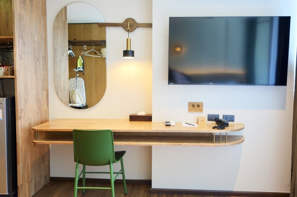 曼谷飯店推薦｜卡拉羅姆飯店KaRaARom Hotel文青設計質感平價飯店(近BTS通羅站)，附頂樓泳池.健身房.撞球檯.洗衣機！