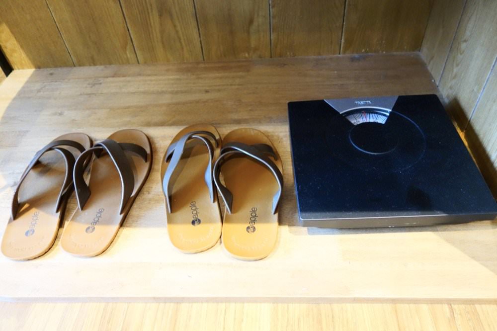 曼谷飯店推薦｜卡拉羅姆飯店KaRaARom Hotel文青設計質感平價飯店(近BTS通羅站)，附頂樓泳池.健身房.撞球檯.洗衣機！