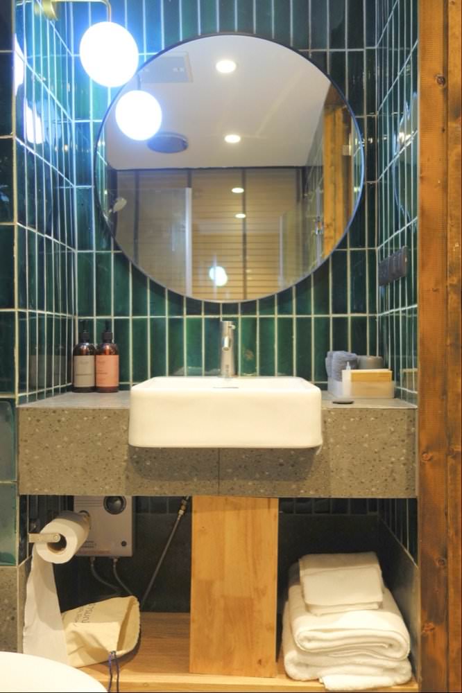 曼谷飯店推薦｜卡拉羅姆飯店KaRaARom Hotel文青設計質感平價飯店(近BTS通羅站)，附頂樓泳池.健身房.撞球檯.洗衣機！