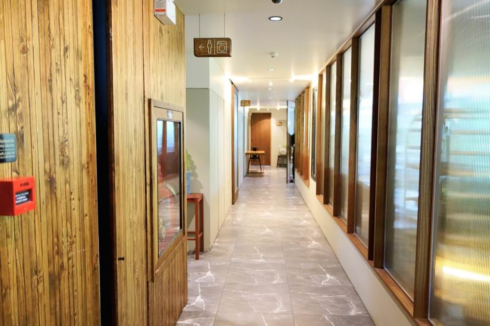 曼谷通羅美食｜網美咖啡廳Mareeji Cafe & Casual Dining！超夠味的泰式料理與質感好拍照室內空間(BTS Thong Lo)