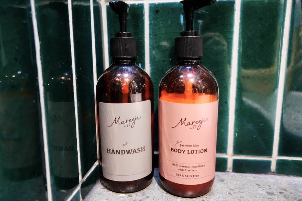 曼谷飯店推薦｜卡拉羅姆飯店KaRaARom Hotel文青設計質感平價飯店(近BTS通羅站)，附頂樓泳池.健身房.撞球檯.洗衣機！