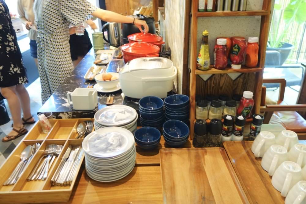 曼谷飯店推薦｜卡拉羅姆飯店KaRaARom Hotel文青設計質感平價飯店(近BTS通羅站)，附頂樓泳池.健身房.撞球檯.洗衣機！