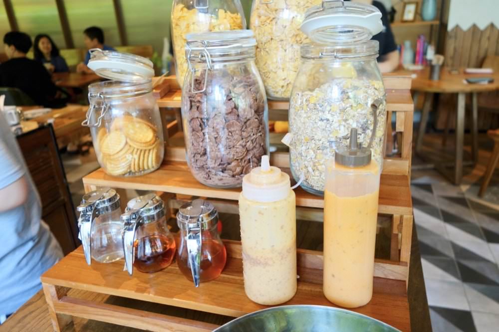 曼谷飯店推薦｜卡拉羅姆飯店KaRaARom Hotel文青設計質感平價飯店(近BTS通羅站)，附頂樓泳池.健身房.撞球檯.洗衣機！