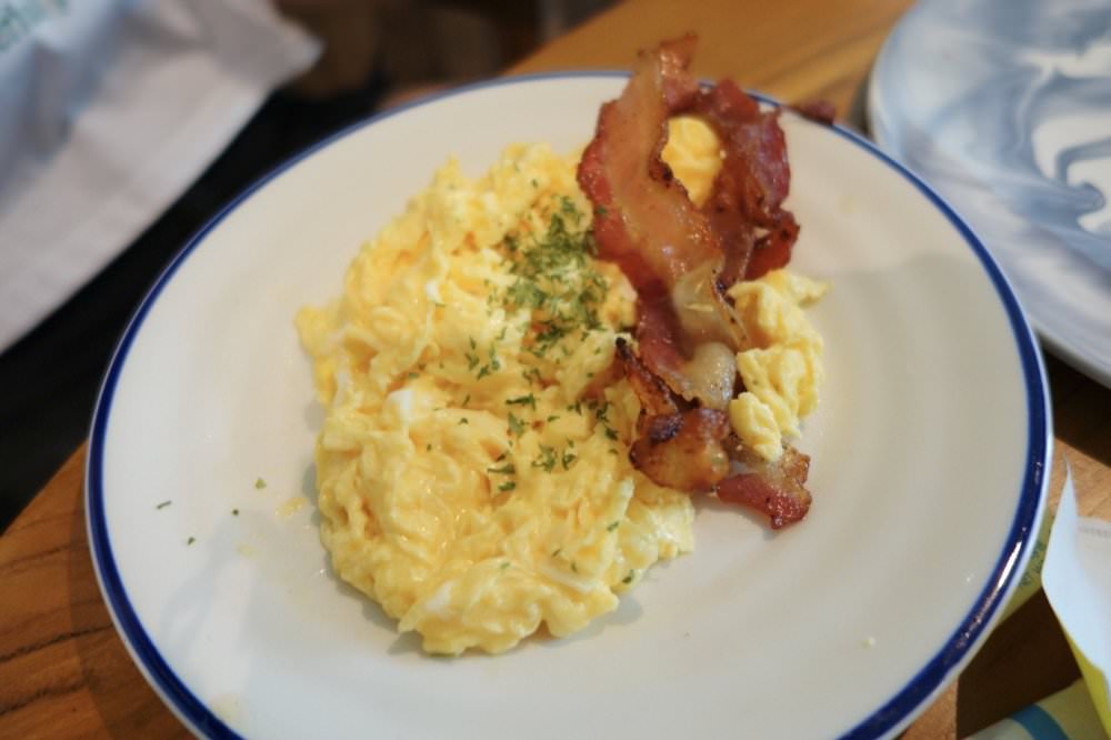 曼谷飯店推薦｜卡拉羅姆飯店KaRaARom Hotel文青設計質感平價飯店(近BTS通羅站)，附頂樓泳池.健身房.撞球檯.洗衣機！