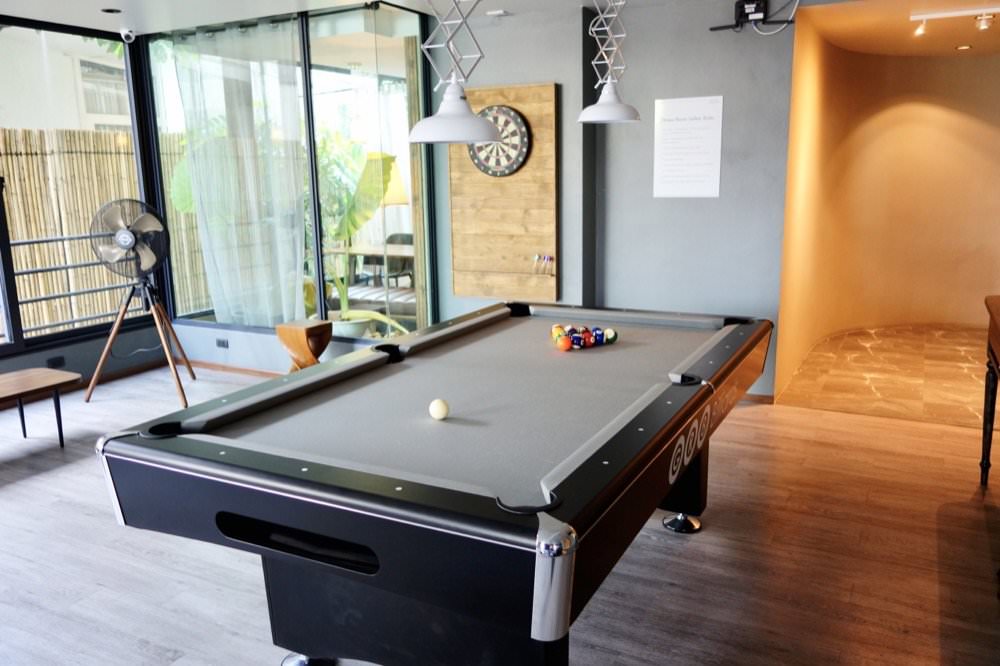 曼谷飯店推薦｜卡拉羅姆飯店KaRaARom Hotel文青設計質感平價飯店(近BTS通羅站)，附頂樓泳池.健身房.撞球檯.洗衣機！