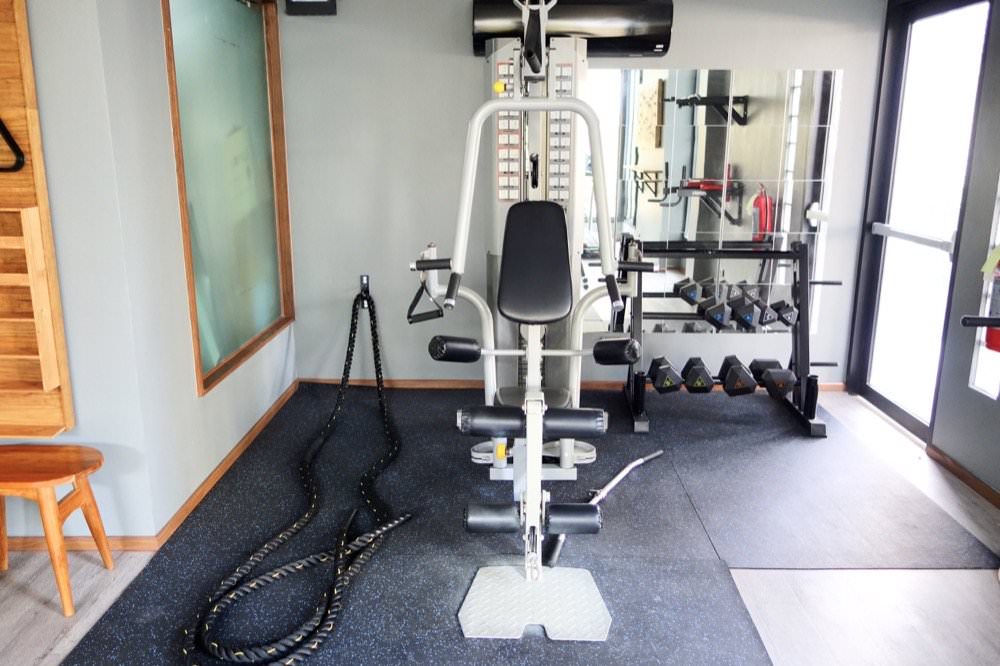 曼谷飯店推薦｜卡拉羅姆飯店KaRaARom Hotel文青設計質感平價飯店(近BTS通羅站)，附頂樓泳池.健身房.撞球檯.洗衣機！