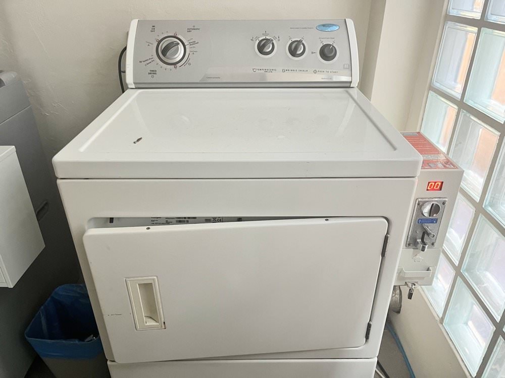 曼谷飯店推薦｜卡拉羅姆飯店KaRaARom Hotel文青設計質感平價飯店(近BTS通羅站)，附頂樓泳池.健身房.撞球檯.洗衣機！