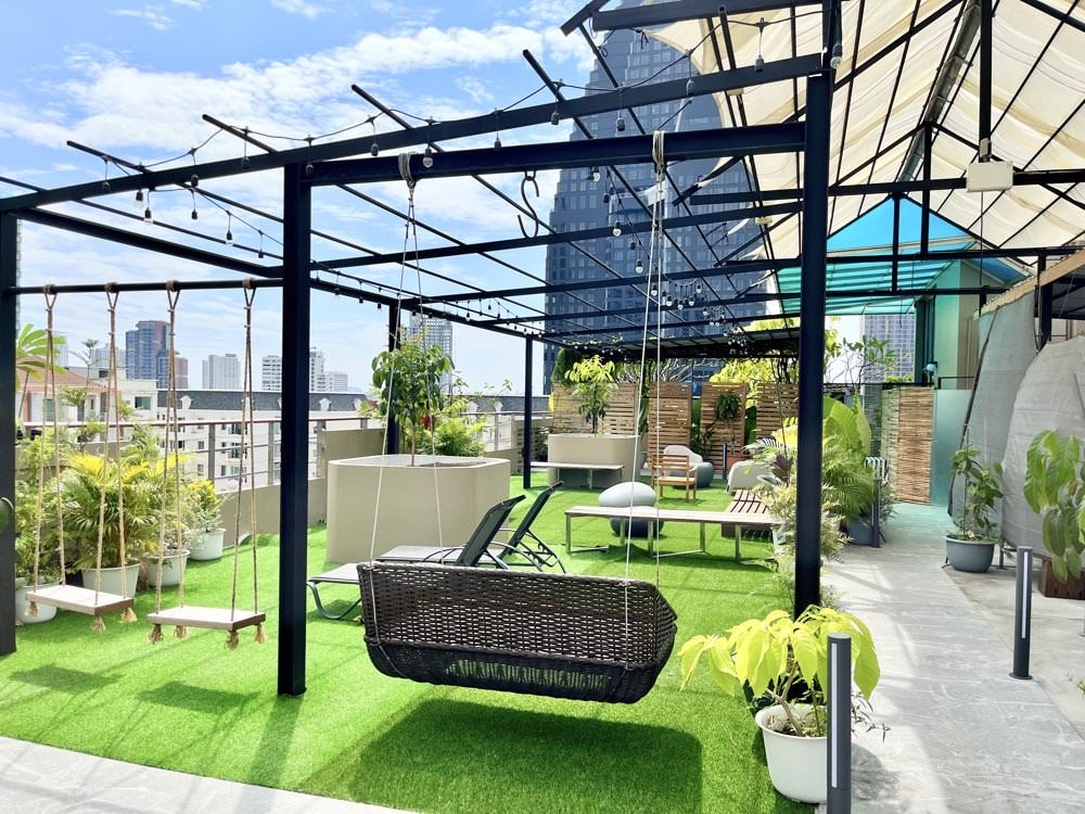 曼谷飯店推薦｜卡拉羅姆飯店KaRaARom Hotel文青設計質感平價飯店(近BTS通羅站)，附頂樓泳池.健身房.撞球檯.洗衣機！